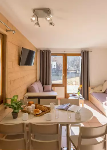 Bright chalet · Access to the slopes by shuttle · Patio and free wifi